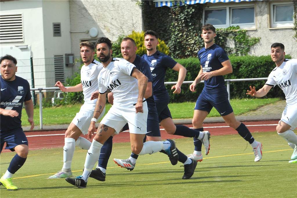 Landesligist VfB Westhofen (weiße Trikots) hat beim Verband einen Antrag auf Eingruppierung in die Staffel 3 gestellt. i