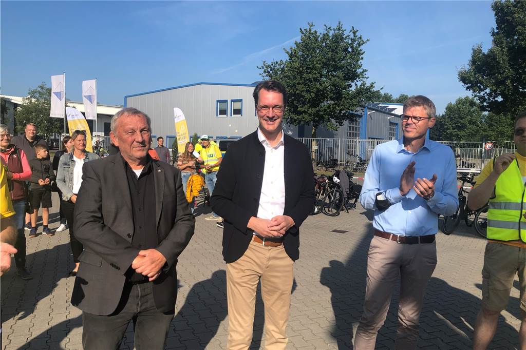 Landesverkehrsminister Hendrik Wüst (M.) und Reiner Priggen (l.), der Vorsitzende des Landesverbandes Erneuerbare Energien NRW (LEE NRW) verabschiedeten Christian Grotholt (r.) und die anderen Radler beim Start der Energiewende-Radtour nach Berlin.