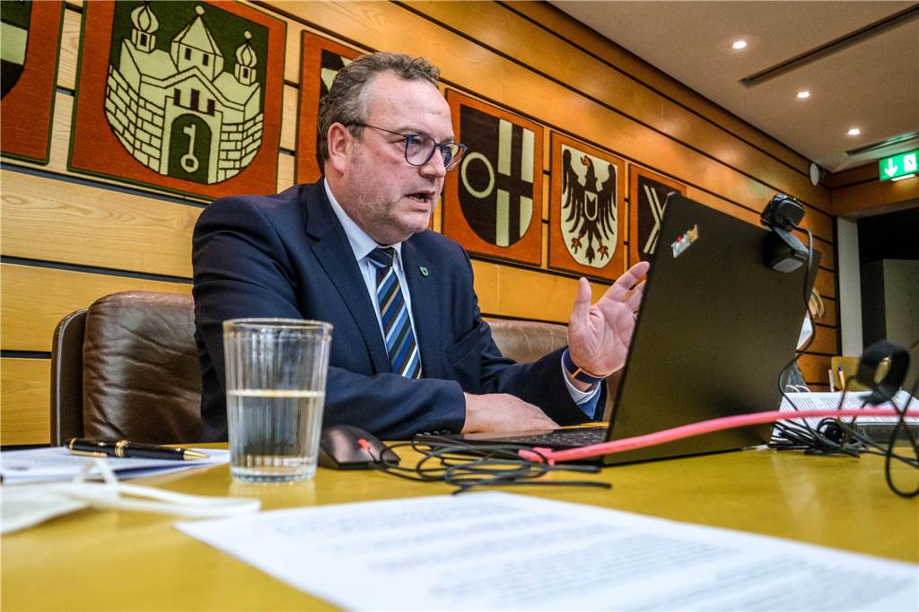 Ausgangssperre, Corona-Impfungen: Landrat Klimpel beantwortete Leserfragen Landrat Bodo Klimpel saß im Kreishaus, der Moderator war im Studio. Verdrahtet waren die beiden übers Internet und konnte sich so 76 Minuten lang über die Leserfragen zur Corona-Pandemie unterhalten.