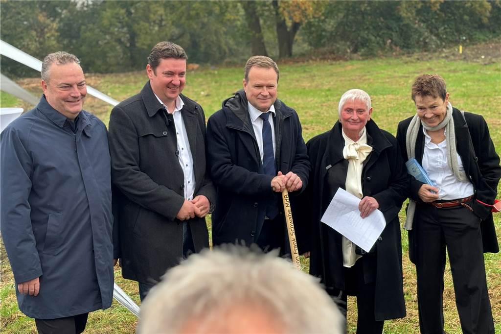 Spatenstich am Kinderhospiz: Hier sterben nicht Lebende, hier leben Sterbende Landrat Bodo Klimpel (v.l.), Bürgermeister Rajko Kravanja, MdB Frank Schwabe, Initiatorin Elisabeth Grümer und Kinderhospiz-Botschafterin Abi Schlehenkamp freuten sich: Ein lange währendes, kompliziertes Planungsprojekt ist nun reif für den Bau.