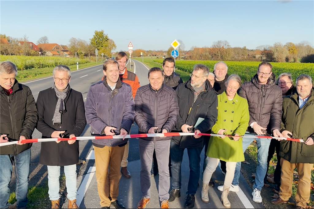 Einweihung der K2 : Landrat Schulze Pellengahr macht seltene Mitteilung Landrat Christian Schulze Pellengahr (3. v. l.), Bürgermeister Dietmar Bergmann (5. v. l.) und andere Beteiligte an der Sanierung der Kreisstraße 2 haben den neuen Fahrradweg feierlich eröffnet.