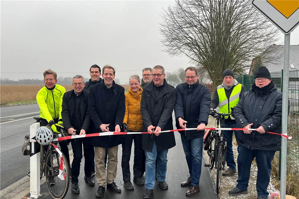 Neuer Radweg an K2: Freude und Hoffnung auf Lückenschluss Landrat Dr. Christian Schulze Pellengahr, Nordkirchens Kämmerer Bernd Tönning und Sendens Bürgermeister Sebastian Täger schneiden ein symbolisches Absperrband durch.