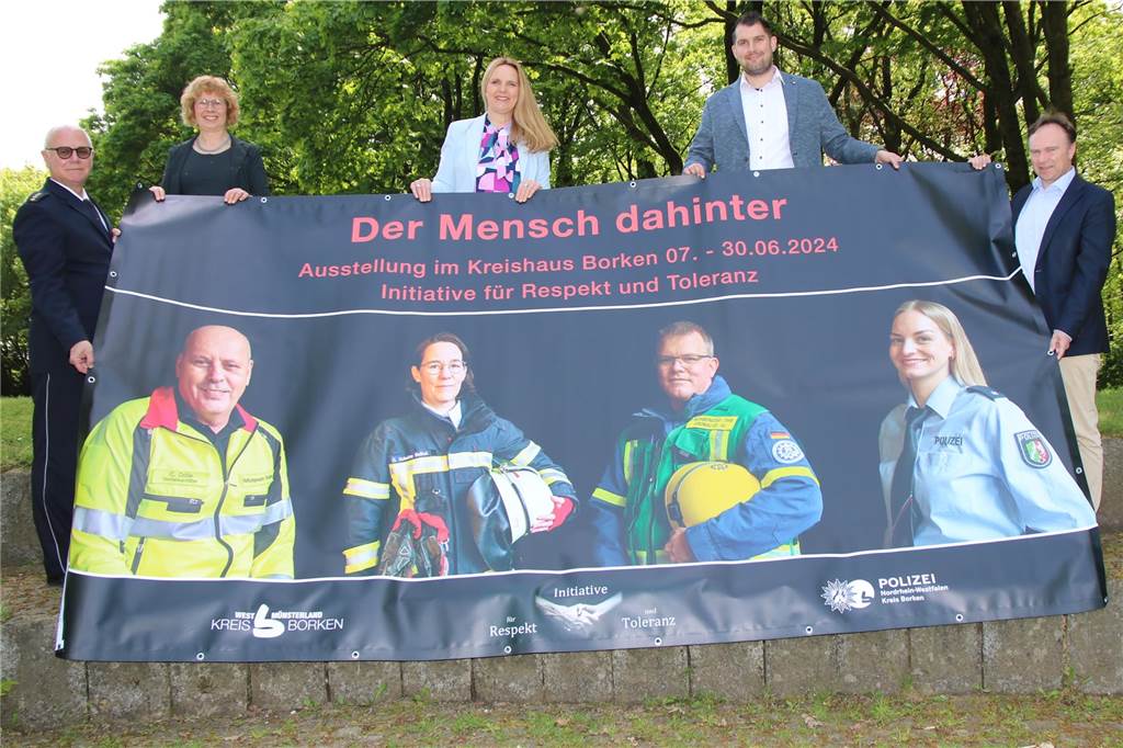 Zwei Menschen „hinter der Uniform“ werben für Respekt: „Der Ton wird rauer“ Plakat zur Ausstellung