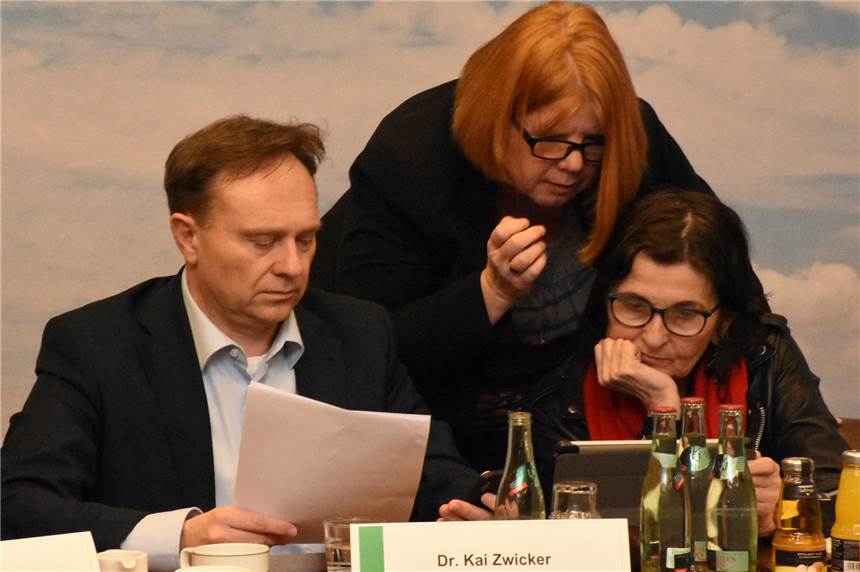 Krisenstab wegen Ahauser Coronavirus-Infektionen: Vorsicht, aber keine Panik Landrat Dr. Kai Zwicker, Elisabeth Büning (M.) vom Schulamt und Annette Scherwinski vom Gesundheitsamt gehören zum Krisenstab des Kreises. Nach der Pressekonferenz steckten sie noch die Köpfe zusammen, um über das weitere Vorgehen zu beraten.
