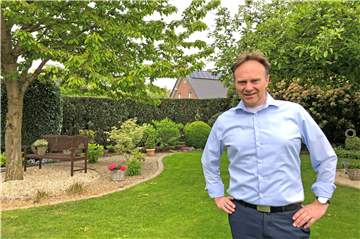 Landrat Dr. Kai Zwicker im Garten seines Hauses in Heek.