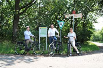 Landrat Dr. Kai Zwicker (l.), Bürgermeister Dr. Patrick Voßkamp und Luisa Gatzke von der Gemeinde Heiden freuen sich über die kreisweite Knotenpunkt-Beschilderung.