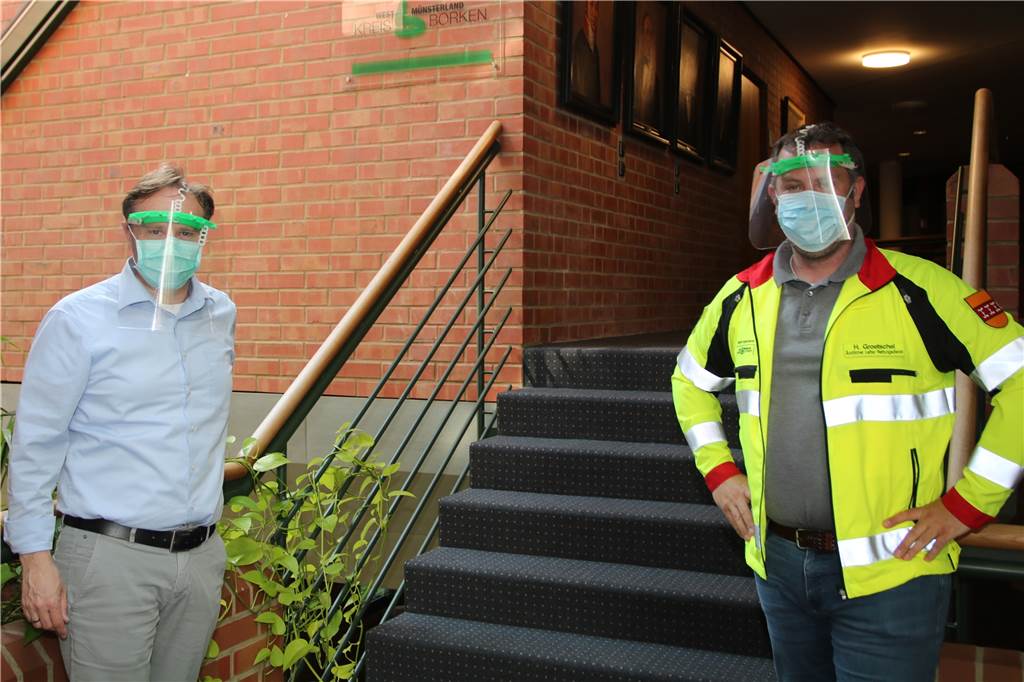 Landrat Dr. Kai Zwicker (l.) und Hanjo Groetschel, Ärztlicher Leiter Rettungsdienst, zeigen die Face-Shields von der RWTH Aachen, mit denen der Rettungsdienst ausgestattet werden konnte.