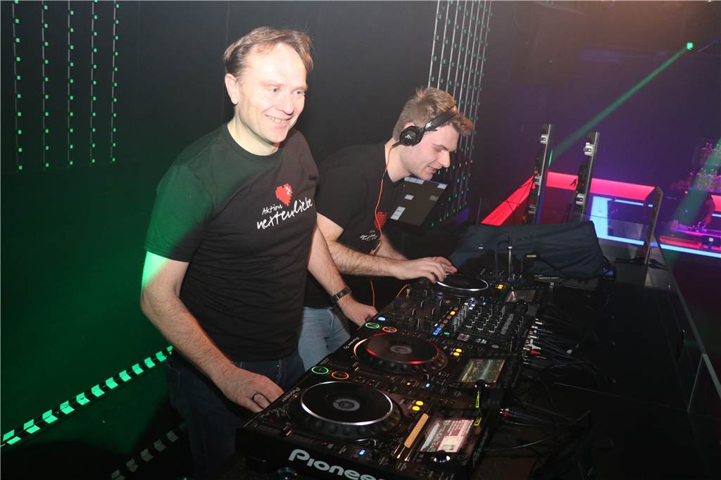 Landrat Dr. Kai Zwicker stand bereits zum vierten Mal an den Turntables.