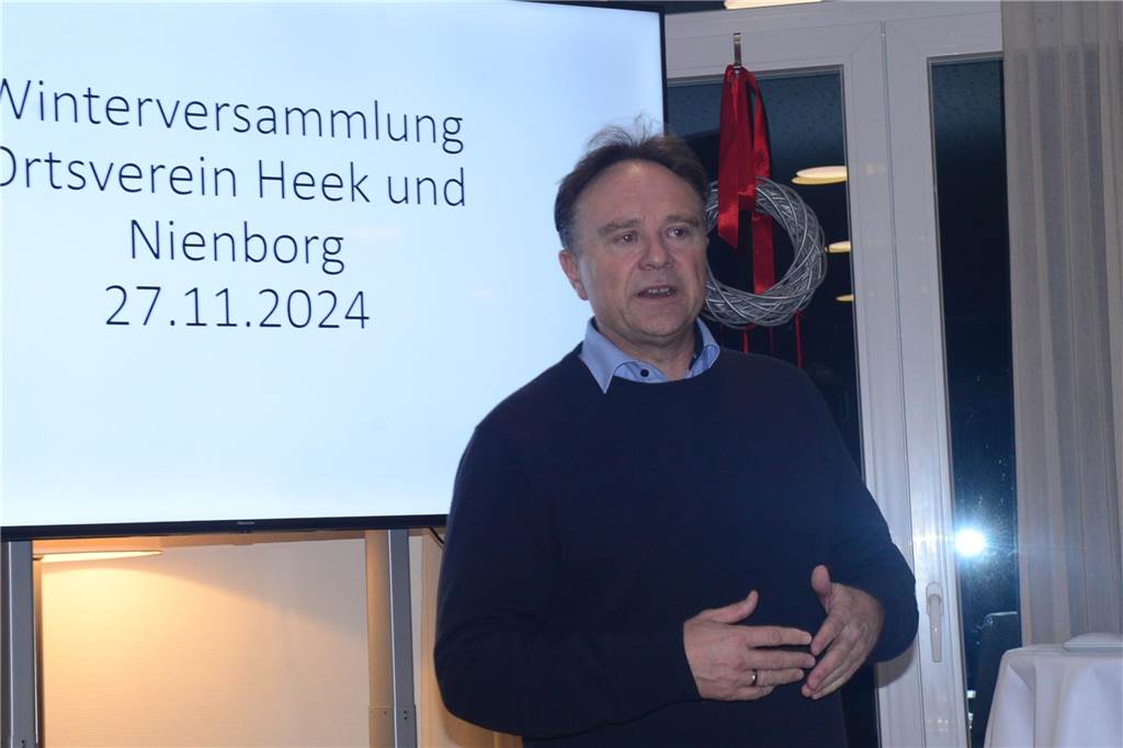 Landrat Dr. Kai Zwicker redet zu den Bauern während der Winterversammlung.