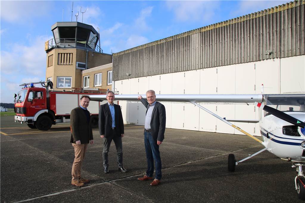 Sanierung des Flugplatzes Stadtlohn-Vreden wird mit 110.500 Euro gefördert Landrat Dr. Kai Zwicker und die beiden Flugplatz-Geschäftsführer Wilfried Kersting und Norbert Hetkamp (v.l.) freuen sich für die Bewilligungsbescheide.