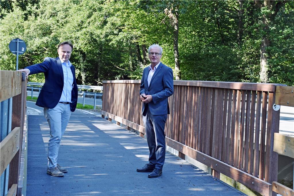 K33: Neue Radwegestücke geben mit 2,50 Metern Breite viel Sicherheit Landrat Kai Zwicker und Legdens Bürgermeister Friedhelm Kleweken zeigten sich zufrieden mit dem neuen Radwegstück zwischen Stadtlohn und Legden. Zuletzt waren noch einmal zwei teilstücke von 1000 und 1250 Metern gebaut worden - auch eine Brücke über die Dinkel (Bild).v