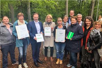 Landrat Kai Zwicker zeichnete am Montag die Kitas Holzwurm und Waldwurm als erste Kitas in Westfalen mit dem Titel Naturparkkita aus.