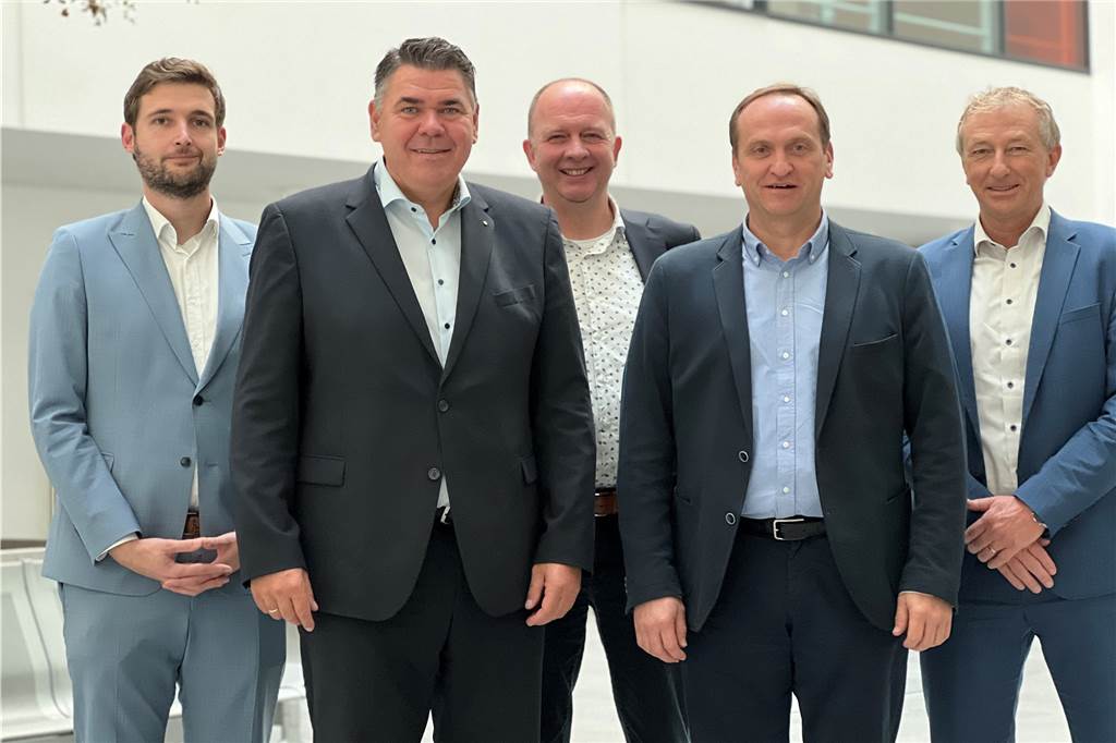 Glasfaserausbau: Landrat Mario Löhr stößt Initiative an Landrat Mario Löhr (2.v.l.) mit Stefan Merken-Maritzen (links) von der Micus Strategieberatung GmbH als neue Gigabitkoordination für den Kreis Unna und möglichen Partnern für den Glasfaserausbau: Peter Brautlecht, Carsten Lagemann (beide Westconnect GmbH) und Dirk Wissel von der Westenergie AG stellten das Angebot der Westconnect GmbH in der Bürgermeisterkonferenz vor.