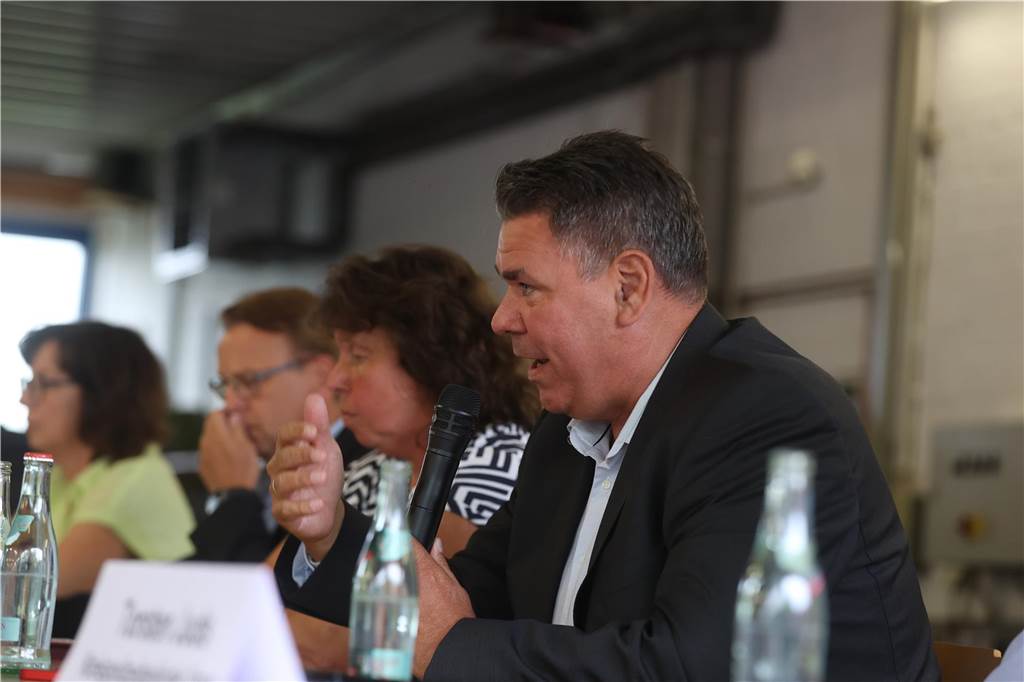 Landrat Mario Löhr beantwortet eine Frage.