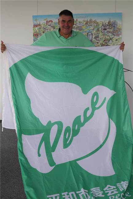 „Mayors for Peace“ soll sich als Friedensflagge nicht eignen Landrat Mario Löhr vom Kreis Unna mit der Flagge Mayors for Peace.