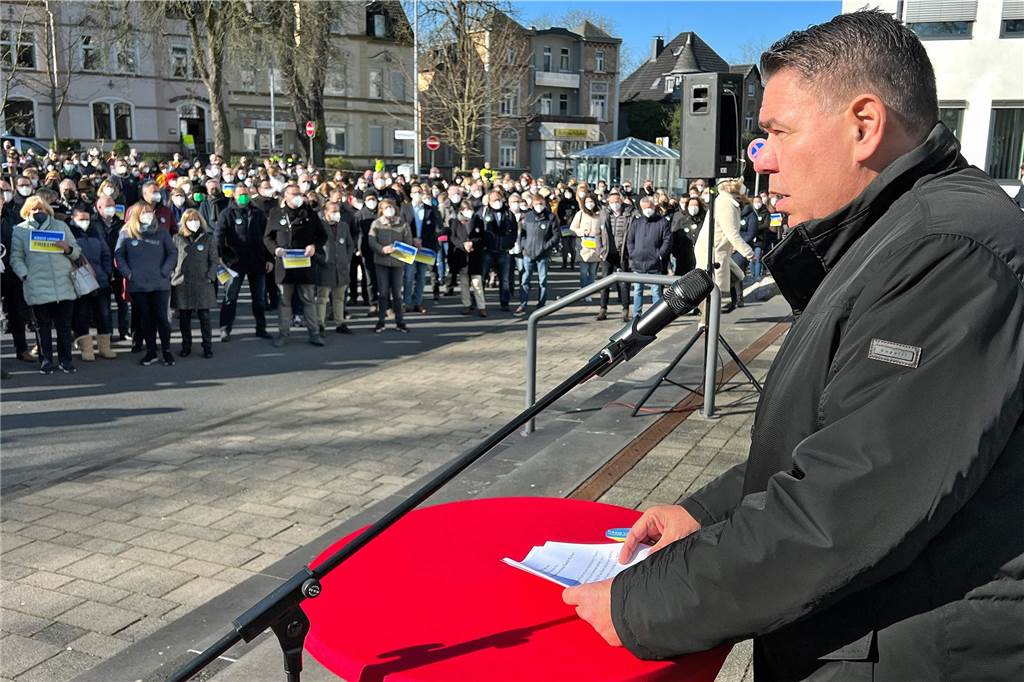 Landrat holt Israel-Flagge ein: Mario Löhr liefert ausführliche Begründung Landrat Mario Löhr, hier bei der Mahnwache für die Ukraine vor dem Kreishaus
