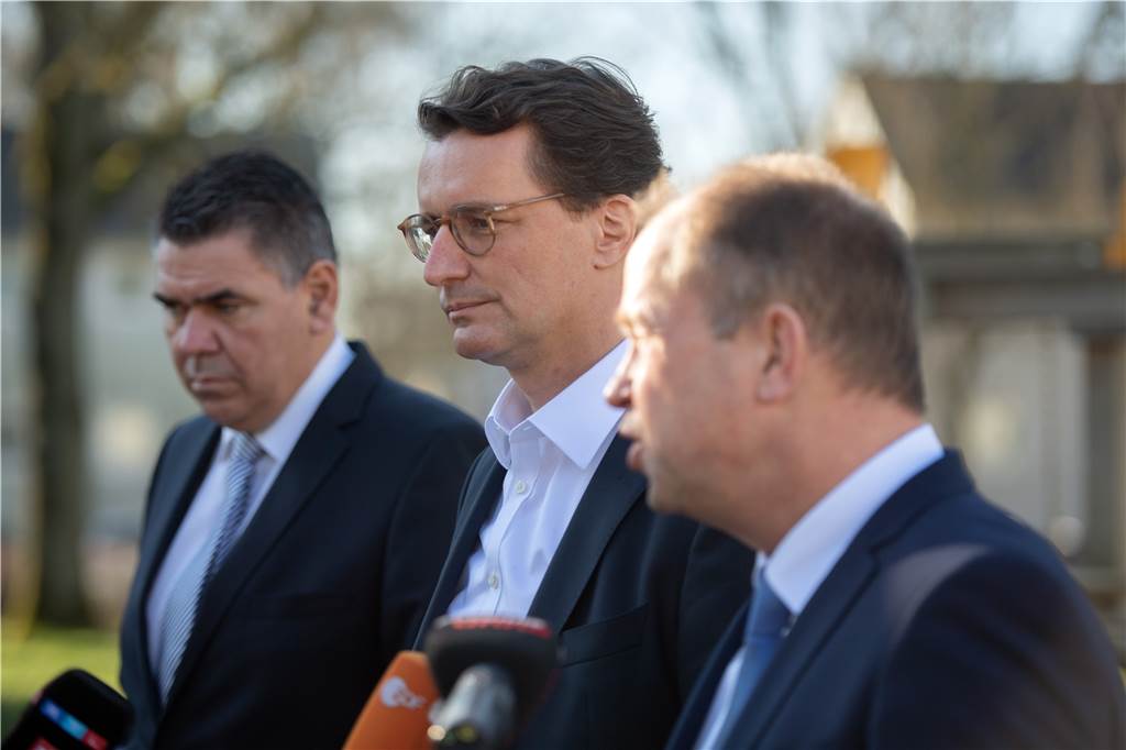 Ministerpräsident Wüst weint nach Gespräch mit Geflüchteten in Unna Landrat Mario Löhr, Ministerpräsident Hendrik Wüst und Minister Joachim Stamp gaben zum Abschluss ihres gemeinsamen Besuches in der Aufnahmestelle für Flüchtlinge Pressestatements ab. Alle drei forderten ein sofortiges Ende der Kriegshandlungen in der Ukraine.