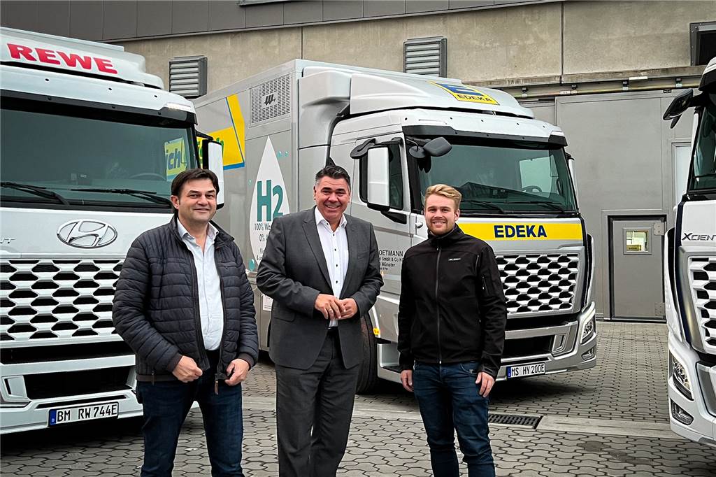 Selmer Firma setzt auf Wasserstoff-LKW: Kunden nicht nur im Ruhrgebiet und Rheinland Landrat Mario Löhr (Mitte) mit Heinrich und Felix Wüllhorst vom gleichnamigen Familienunternehmen in Selm.