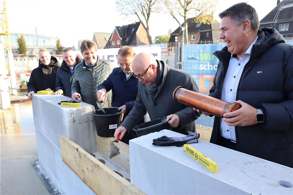 Millionen für Investitionen: Arnsberg genehmigt Haushalt des Kreises Landrat Mario Löhr bei einer Grundsteinlegung der UKBS