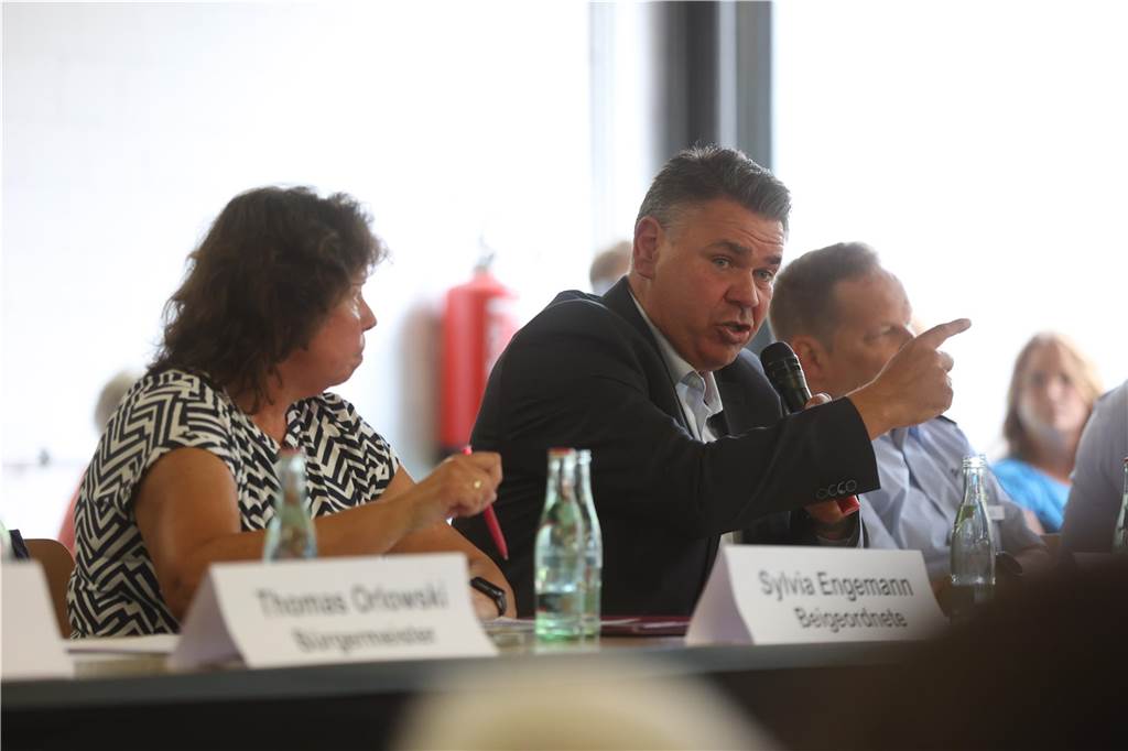 Zeltstadt-Versammlung: Politik und Polizei stellen sich Bürgerfragen Landrat Mario Löhr sieht vor allem Stadt und Bezirksregierung in der Verantwortung.