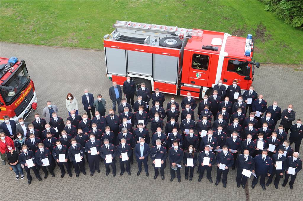 Flut-Helfer aus Selm: „Leichen fanden wir zum Glück nicht im Schlamm“ Landrat Mario Löhr und Bürgermeister Thomas Orlowski ehrten in Selm 121 Einsatzkräfte der Feuerwehr mit einer Urkunde und einer Medaille für ihren Einsatz im Hochwasser.