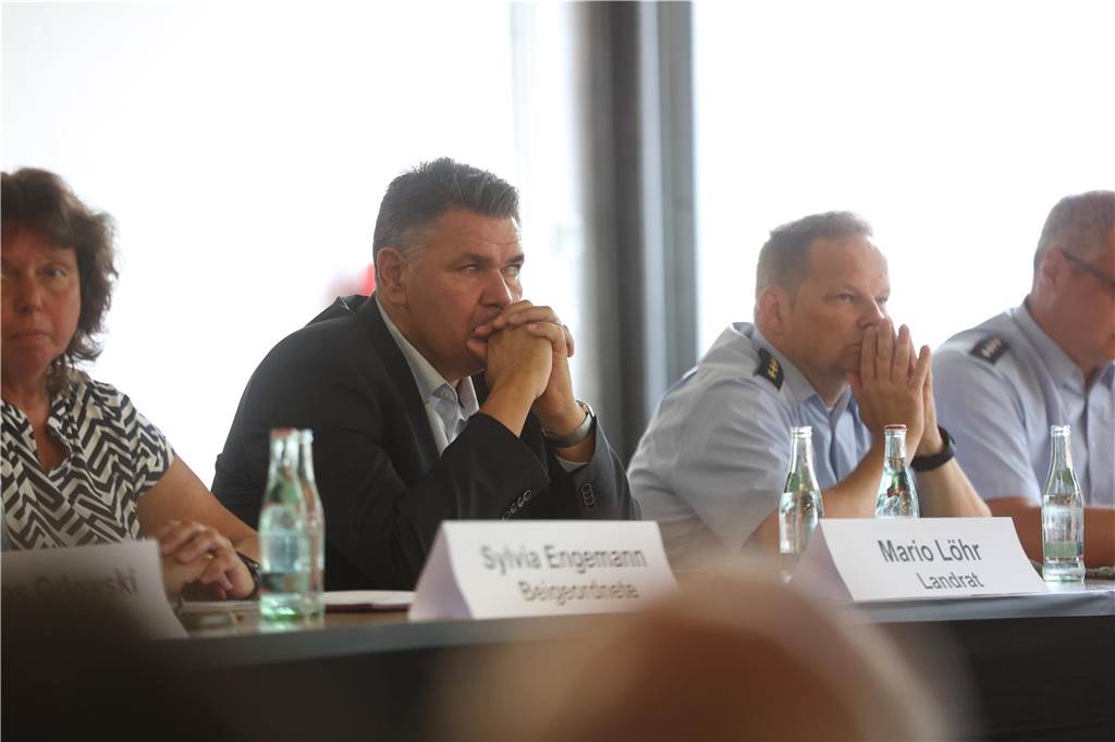Landrat Mario Löhr und Torsten Juds von der Kreispolizei hören sich an, was die Bürger zu sagen haben.