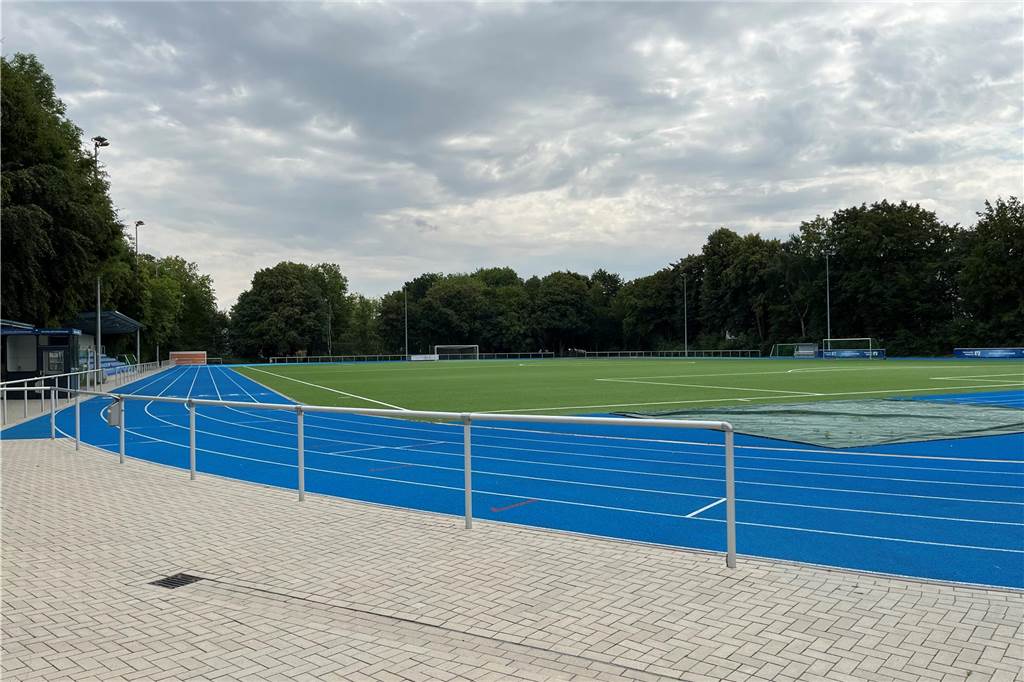 Teutonia Lanstrop: Tür in blinder Zerstörungswut demoliert Teutonia-Lanstrop-Vorsitzender Dominik Rötters zeigt die zerstörte Tür eines kleinen Häuschens auf der Sportanlage an der Büttnerstraße