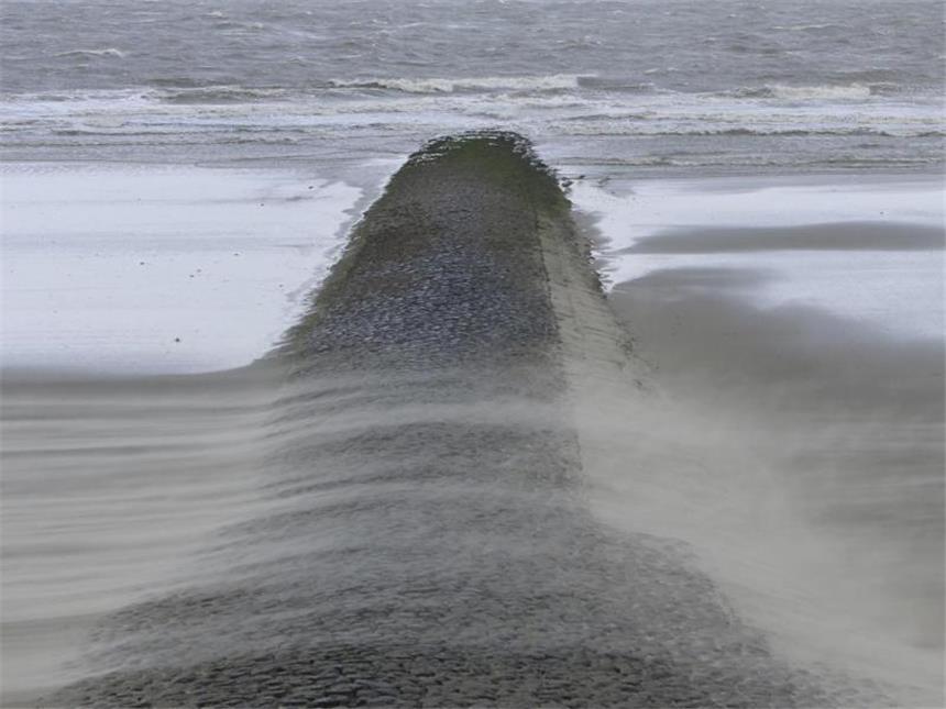 Orkantief wütet über weiten Teilen Deutschlands Landschaftsmalerei: Sand weht auf Norderney bei stürmischem Wind über eine Düne und wirkt wie ein natürlicher Weichzeichner. Foto: Volker Bartels