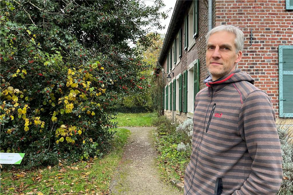 Waschbär & Co.: Invasive Arten sind auf dem Vormarsch nach Haltern Niels Ribbrock steht vor der Biologischen Station in Lembeck.