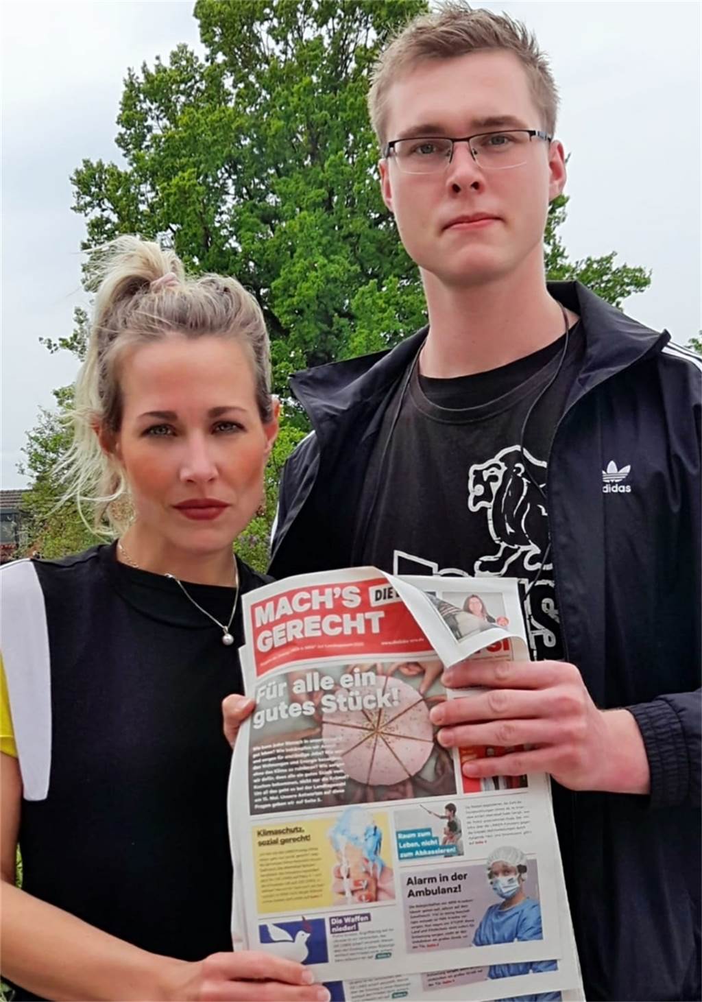 Angriff auf Politiker: Landtagskandidatin der Linken in Werne mit Böller beworfen Landtagskandidatin Rebekka Kämpfe und David Storksberger, Ortsverbandsvorsitzender der Linken, mit ihrer Wahkampfzeitung.