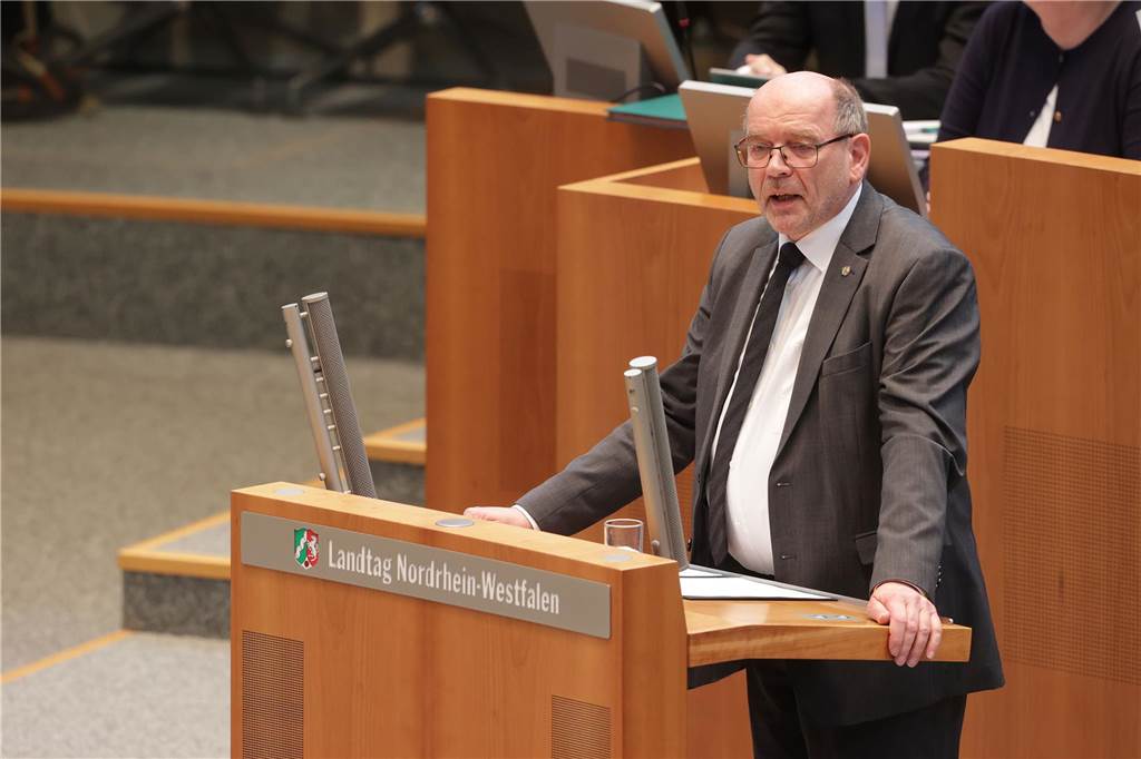 Gedenken an Germanwings-Absturz: Schweigeminute im NRW-Landtag Landtagsvizepräsident Rainer Schmeltzer am Rednerpult. Er sprach über den Absturz der Germanwings-Maschine