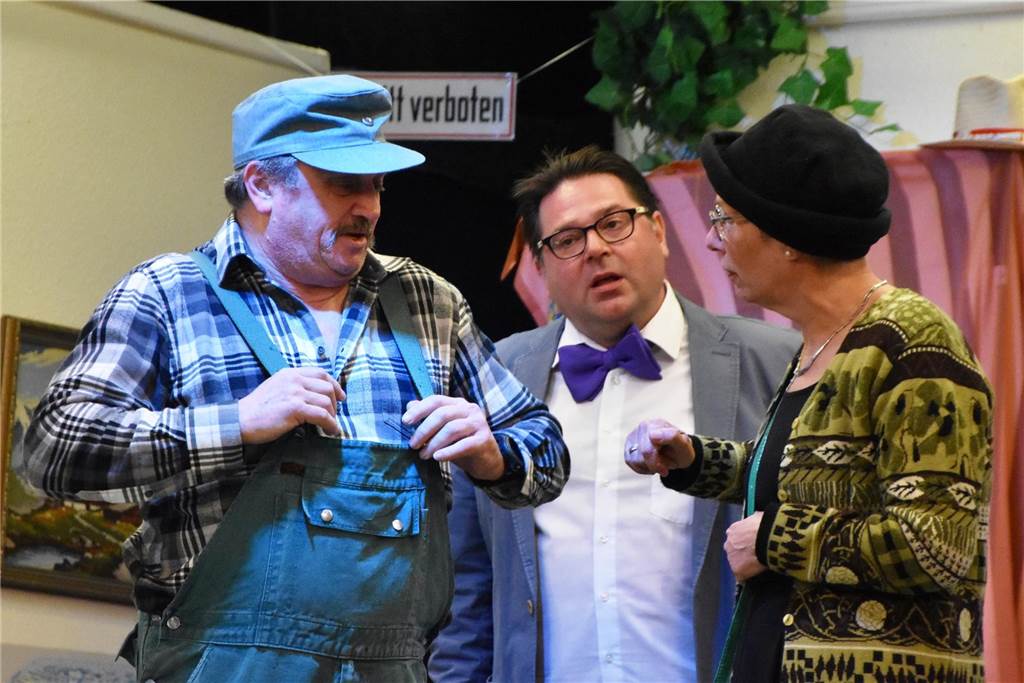Skurrile Rollen und viel Komik bei der Laienspielgruppe Niederaden Landwirt Kalle Krümpel (Jürgen Siegerink li) hat bei Achim Berger (David Scheffler) und Emma Schmidt (Ute Rehkopp) gleich ein ungutes Gefühl.