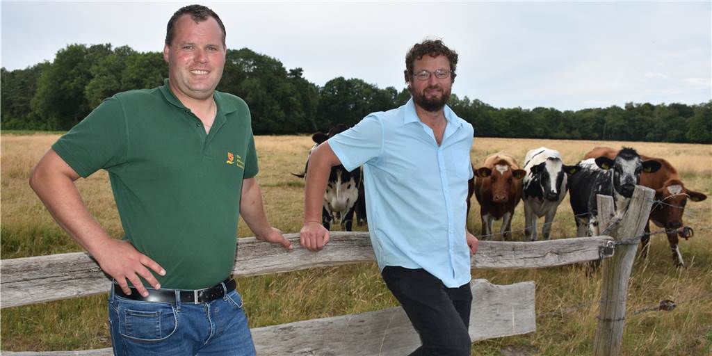 Deutsche Landwirte solidarisieren sich mit niederländischen Kollegen Landwirt Martin Kortbuß (l.) und sein niederländischer Kollege Benno Wijlens (r.) fürchten um die Zukunft der Landwirtschaft.