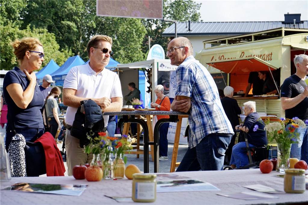 Umweltmesse feierte im Bürgerpark in Dorsten erfolgreich Premiere Landwirt Mattthias Schulte-Hemming stellte sein Blühwiesen-Projekt vor.
