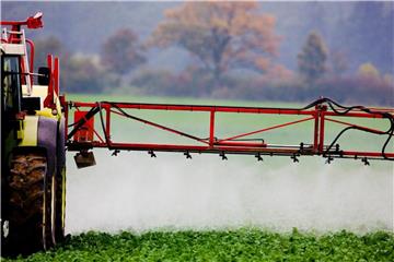 Landwirt versprüht Pflanzenschutzmittel auf einem Feld. Wird der Umweltschutz und die Sicherung der Artenvielfalt ausreichend vollzogen? Foto: Patrick Pleul/Symbol