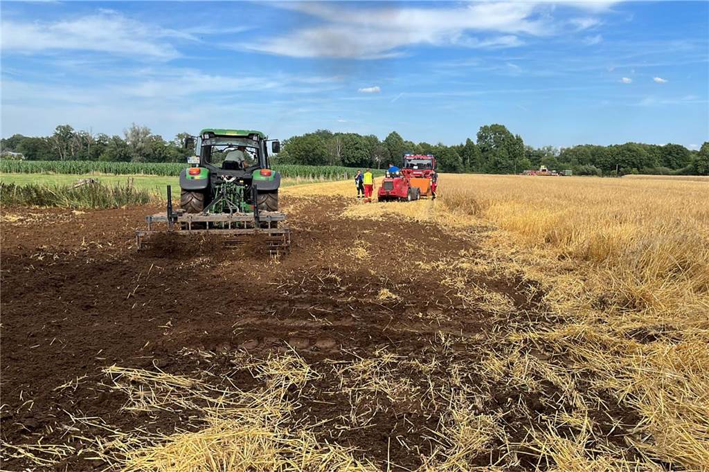 Landwirte graben den Boden um.