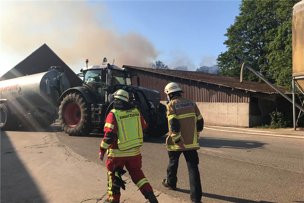 Bauernhof-Brand in Wichum: Rund 150 Schweine verenden qualvoll Landwirte halfen der Feuerwehr bei den Löscharbeiten, indem sie mit ihren Traktoren Wasser auf den Hof brachten.