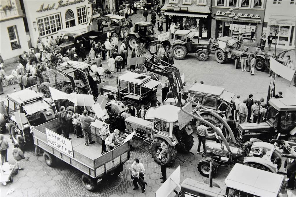 Horst trauert um Dr. Steiger - er verhinderte Riesen-Mülldeponie Landwirte protestieren im Jahre 1993 auf dem Marktplatz Werne gegen die Restmülldeponie Düsbecke.