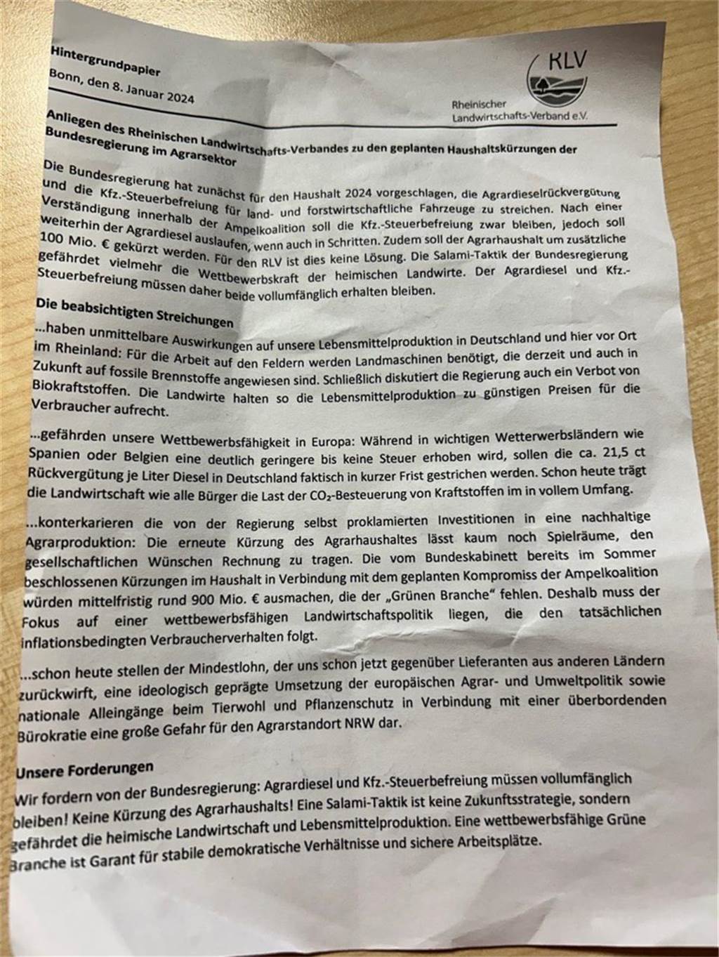 Landwirte überreichten Autofahrern an der B58 ein Hintergrundpapier.