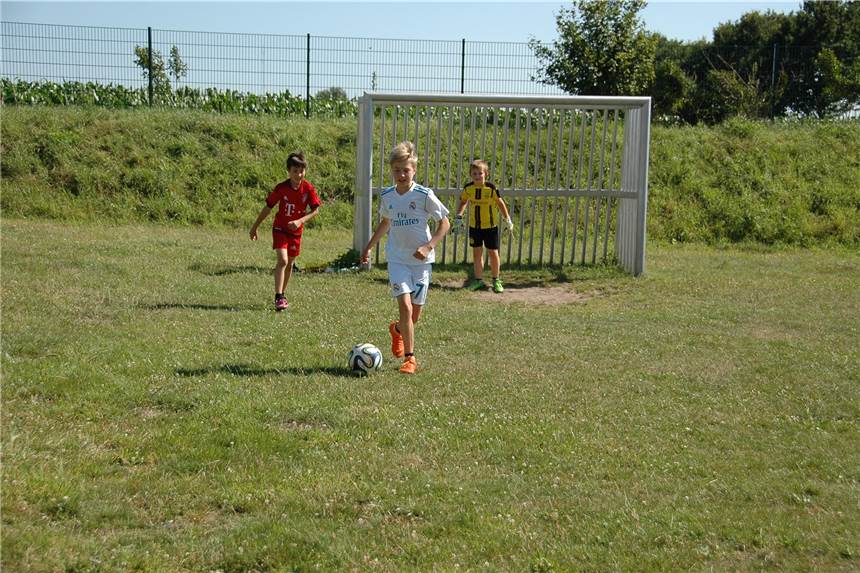 Bolzplätze in Selm bleiben weiter geschlossen trotz Corona-Lockerungen Lang ist es her: Drei Kinder kicken auf diesem Archivfoto auf dem Bolzplatz am Beifanger Weg.