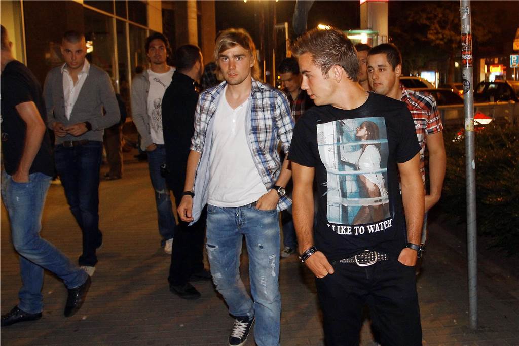 Wo Avicii spontan auflegte und BVB-Stars wild feierten: Das „Nightrooms“ wird 20 Lang ist's her: Marcel Schmelzer und Mario Götze auf dem Weg zur Meisterfeier 2011 im „Nightrooms“