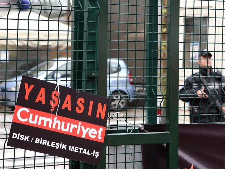 Empörung in Deutschland über U-Haft für Yücel "Lang lebe Cumhuriyet" - die regierungskritische Zeitung ist bevorzugtes Ziel von Verboten und Verhaftungen. Foto: Tolga Bozoglu/Archiv