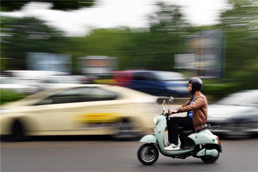Lange, abriebfeste Kleidung ist im Sommer unangenehm. Doch beim Rollerfahren ist sie unerlässlich. Denn auch schon kleine Stürze können zu schweren Wunden führen. Foto: Jens Kalaene