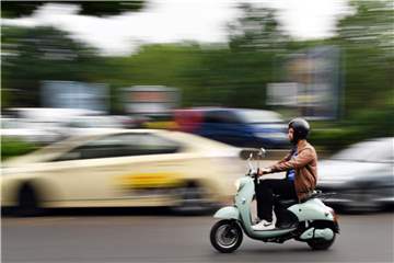 Lange, abriebfeste Kleidung ist im Sommer unangenehm. Doch beim Rollerfahren ist sie unerlässlich. Denn auch schon kleine Stürze können zu schweren Wunden führen. Foto: Jens Kalaene