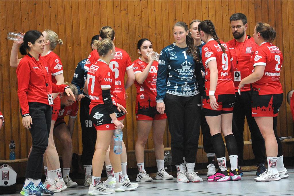 Nicht für möglich gehaltener Ausgang des Derbys: HVE Villigst-Ergste dreht Hinspiel-Spieß um Die Spielerinnen der HVE Villigst-Ergste schauen nach der Derbyniederlage enttäuscht.