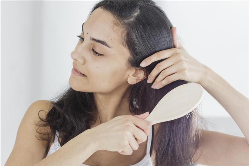 Wie man verfilzte Haare richtig bürstet Lange Haare zu entwirren, ist nicht immer einfach - am besten arbeitet man sich von unten nach oben zum Haaransatz hoch. Foto: Monique Wüstenhagen