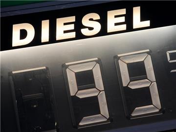 Lange her: Ein Liter Diesel für 99,9 Cent. Doch die 1-Euro-Marke kommt langsam wieder in Sicht. Foto: Uwe Zucchi/Archiv