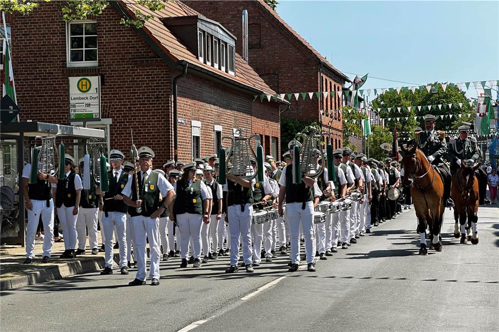 Lange mussten die Lembecker Schützenfreunde auf ihr geliebtes Fest warten. Die Parade am Sonntag war ein optischer Höhepunkt, bevor am Montag der neue König ermittelt wird.