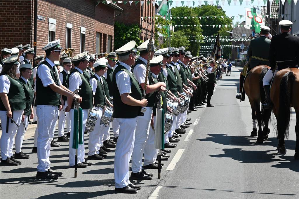 Lange mussten die Lembecker Schützenfreunde auf ihr geliebtes Fest warten. Die Parade am Sonntag war ein optischer Höhepunkt, bevor am Montag der neue König ermittelt wird.