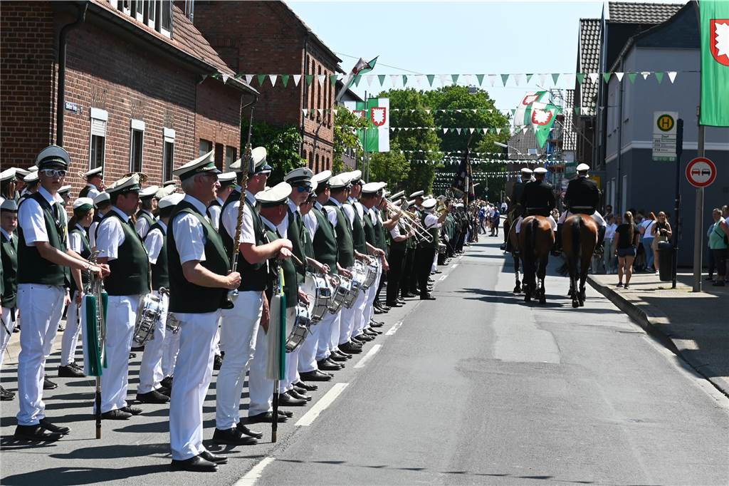 Lange mussten die Lembecker Schützenfreunde auf ihr geliebtes Fest warten. Die Parade am Sonntag war ein optischer Höhepunkt, bevor am Montag der neue König ermittelt wird.